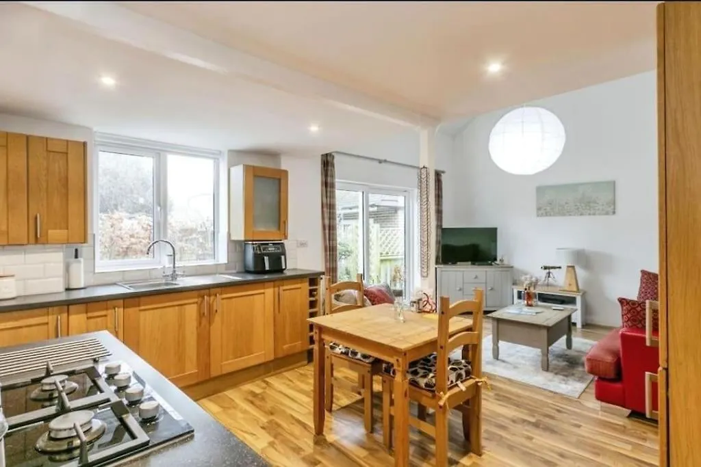 Apartment Cosy Cottage In Christchurch, 1 Double & 2 Singles With Private Garden & Parking