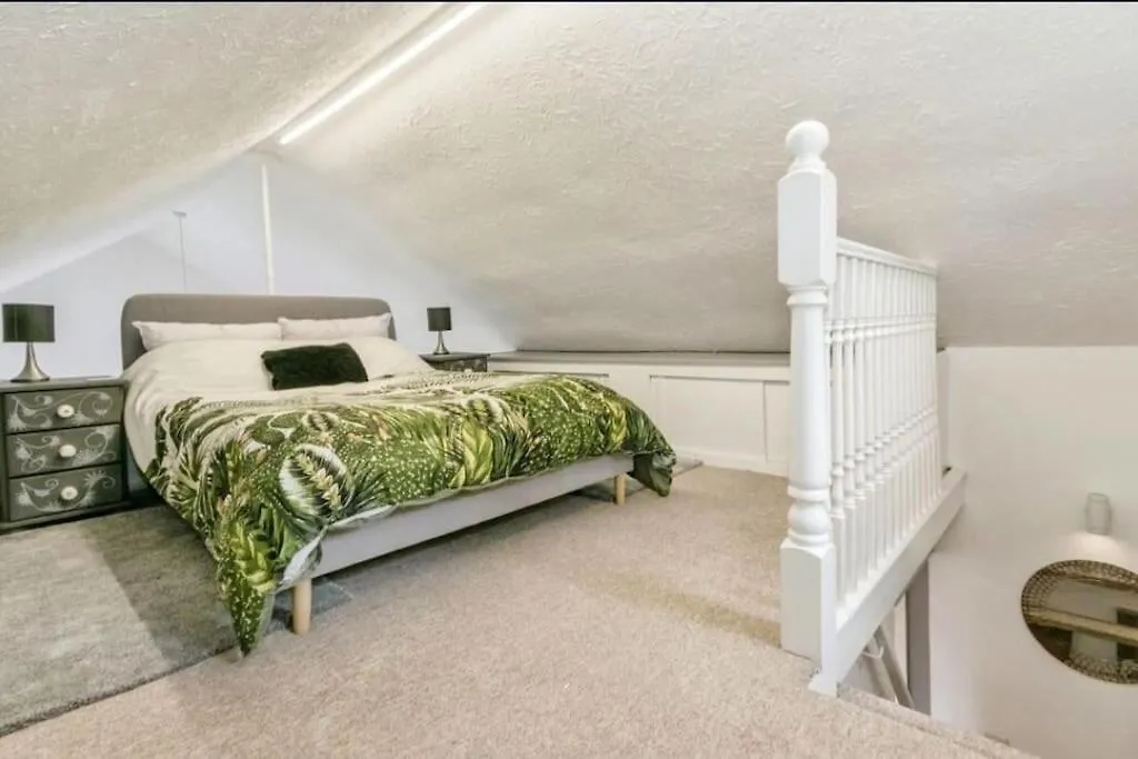 Apartment Cosy Cottage In Christchurch, 1 Double & 2 Singles With Private Garden & Parking