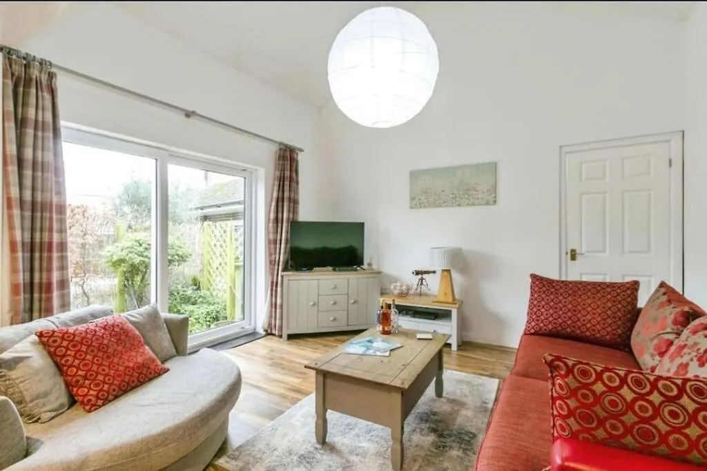 Cosy Cottage In Christchurch, 1 Double & 2 Singles With Private Garden & Parking 0*, Christchurch (Dorset)
