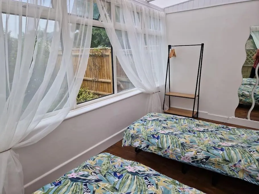 Cosy Cottage In Christchurch, 1 Double & 2 Singles With Private Garden & Parking