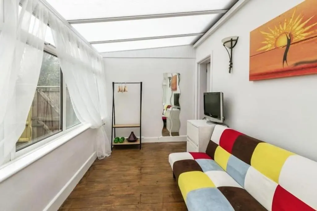 Cosy Cottage In Christchurch, 1 Double & 2 Singles With Private Garden & Parking Apartment