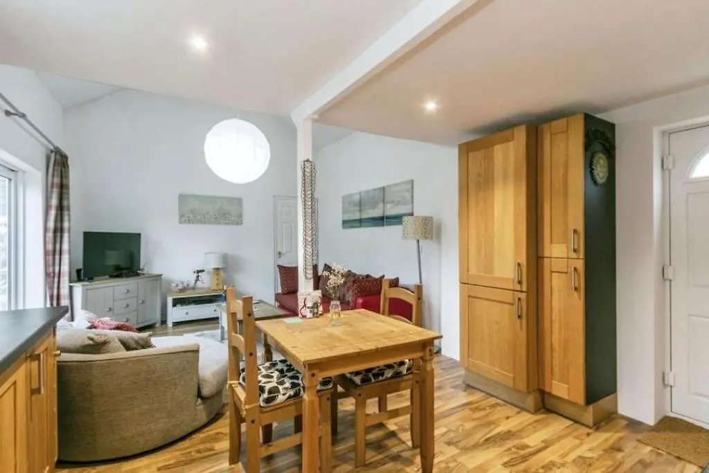 Cosy Cottage In Christchurch, 1 Double & 2 Singles With Private Garden & Parking United Kingdom