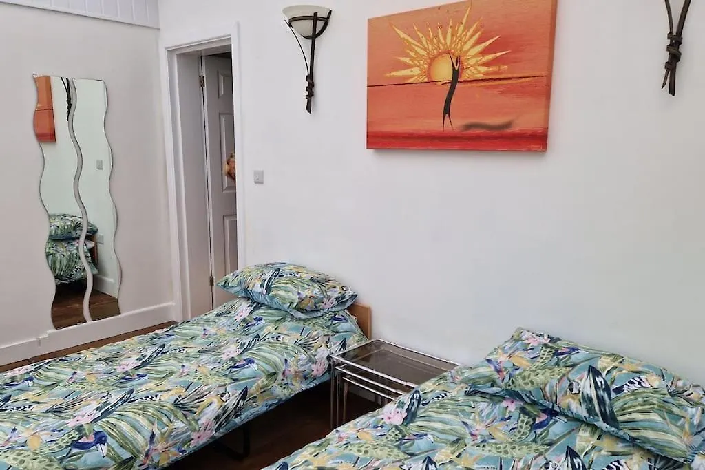 Apartment Cosy Cottage In Christchurch, 1 Double & 2 Singles With Private Garden & Parking