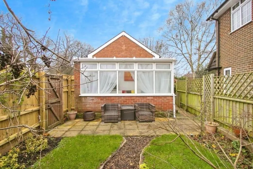 Cosy Cottage In Christchurch, 1 Double & 2 Singles With Private Garden & Parking United Kingdom
