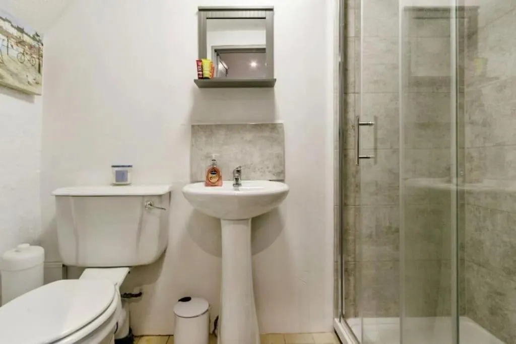 Cosy Cottage In Christchurch, 1 Double & 2 Singles With Private Garden & Parking Apartment