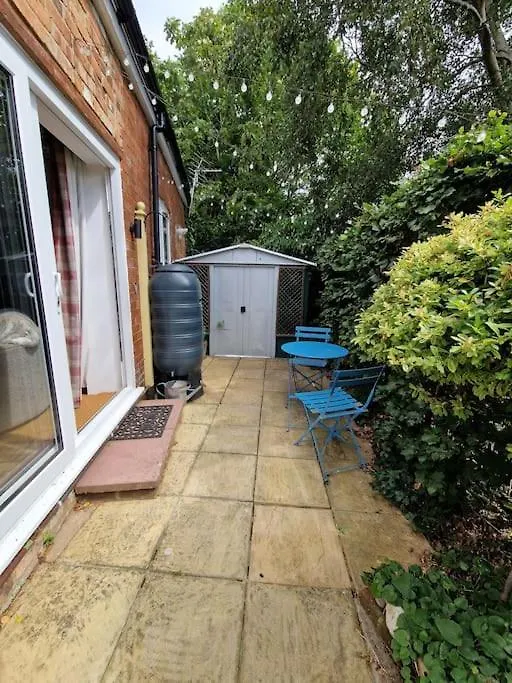 Cosy Cottage In Christchurch, 1 Double & 2 Singles With Private Garden & Parking