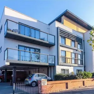 Apartment Charming 2-bed In, Christchurch (Dorset)